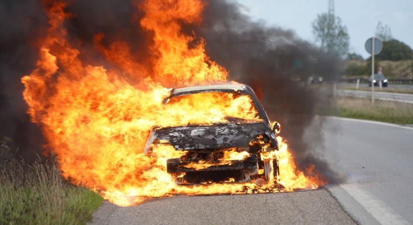 Kigyulladt egy autó Iváncsán