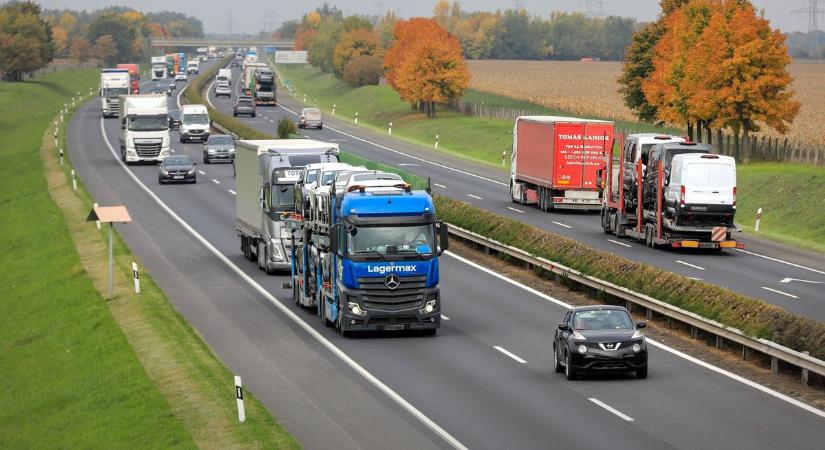 Villogó reflektorok, cammogó autók - Ilyen durva a helyzet az autópályákon - videó