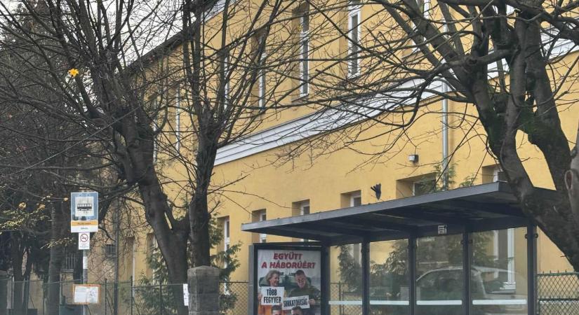 Tavaly egyszer a szülők már leszedették, most megint fideszes háborús plakátokat tettek az iskola elé Piliscsabán