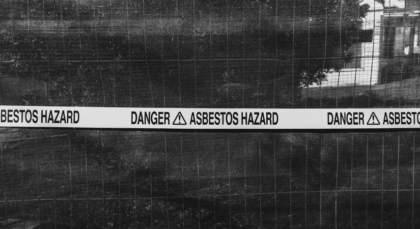 Rendkívüli bejelentés: közel 70 iskola zár be, azbesztgyanús a játszótéri homok