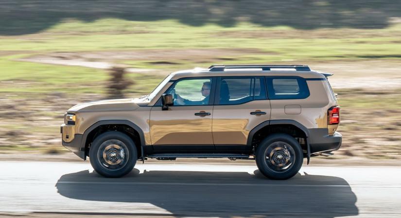 Retró köntösben tér vissza a Toyota ikonja – ilyen az új Land Cruiser