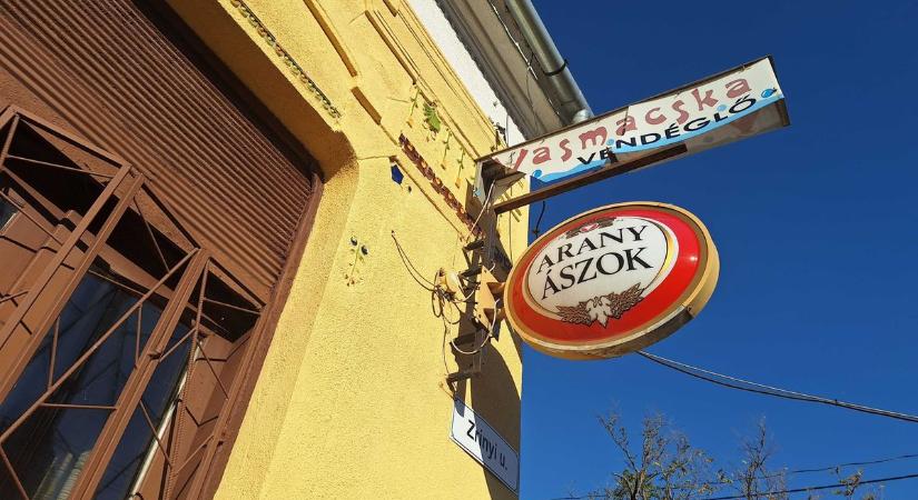 A város kedvence bezárt: a Vasmacska vendéglőre most bárki lecsaphat