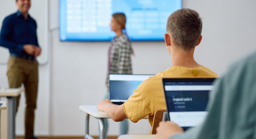Jövő év végéig be kell vezetni az MI-oktatást az iskolákban, de a mostani feltételekkel ez nagyon nehéz lesz