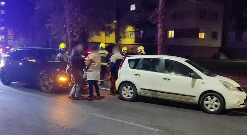 Pech - későn vette észre az előtte álló autókat, nagy karambol lett belőle