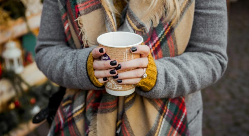 Megnyílt a Vörösmarty téri karácsonyi vásár – prémium árak, stabil kínálat, tematikus hétvégék