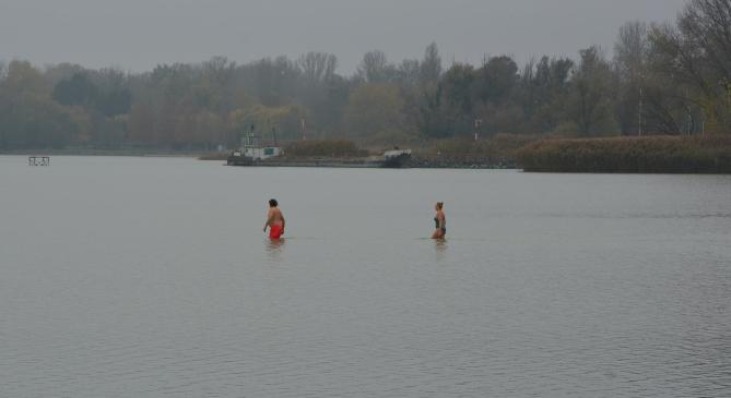 Van, akiknek nem akadály a 8-10 fokos Balaton