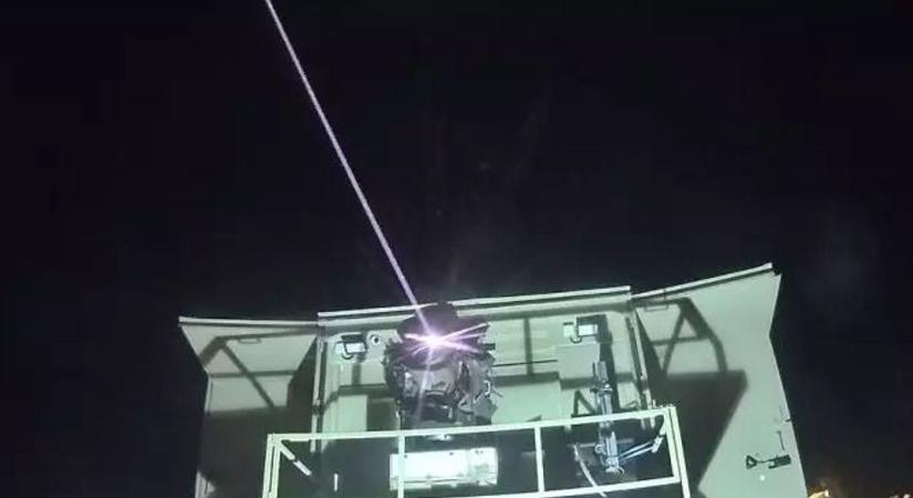 Megérkezett a jövő fegyvere: díjat nyert Izrael halálosan pontos lézerágyúja (VIDEÓ)