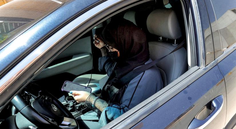 Az okostelefon nem felszabadítja, hanem digitális pórázként tartja fogságban a szaúdi nőket