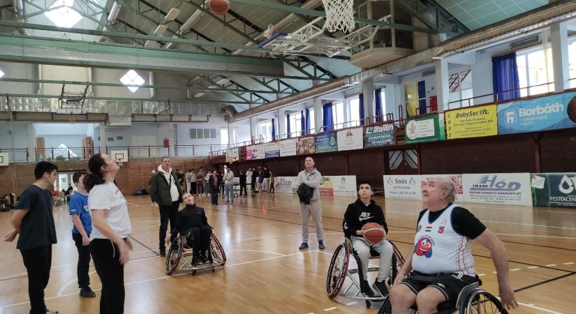 Kerekesszékes sportolók tartottak bemutatót a Kosársuli Egyenlő Esélyek Napján