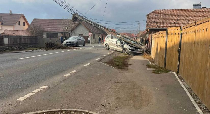 Baleset Hargita megyében: kidöntötte a villanyoszlopot egy autó