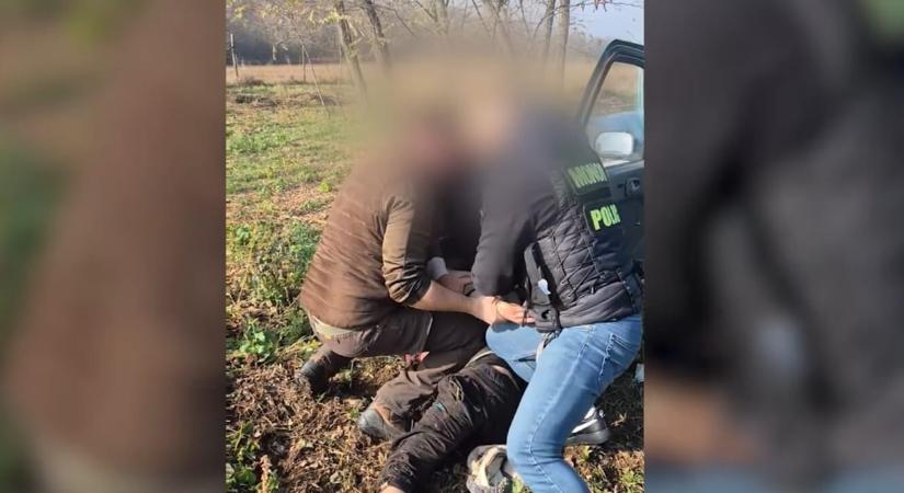 Autót rabolt fegyverrel, polgárőröknek ütközött, majd bedrogozva elaludt egy idegen tanyán a fegyveres ámokfutó