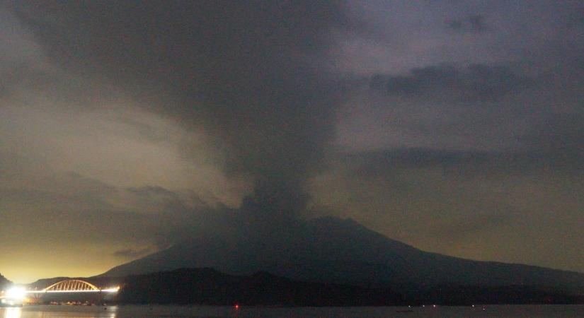 4000 méteres hamufelhővel kitört a Szakuradzsima vulkán Japánban