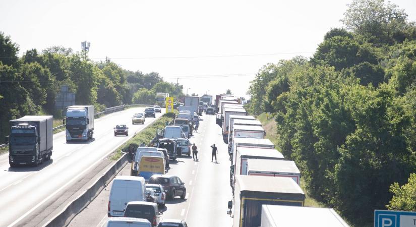 Baleset miatt több kilométeres torlódás az M7-esen