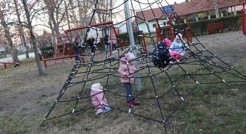 Négymillió forintból lett szebb és biztonságosabb a pusztaszeri játszótér
