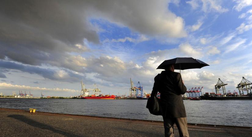 2 vármegyére zúdul nagy eső, már kiadták a figyelmeztetést, 13 vármegyére zivatarok ömlenek majd a hidegfront érkeztével? Részletes időjárás-előrejelzés