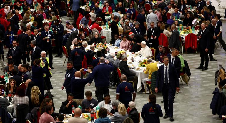 Ezerháromszáz szegénnyel ebédelt XIV. Leó a vatikáni audienciateremben