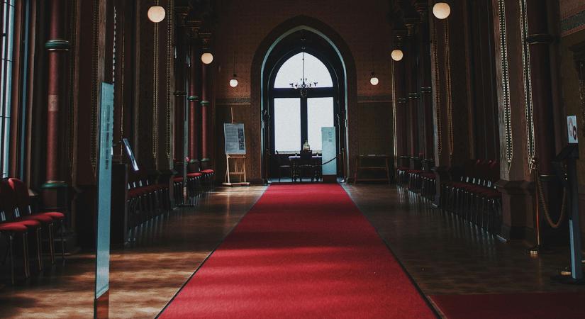 Dráma a vörös szőnyegen: Millie Bobby Brown kiállt magáért – Videó!