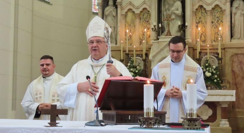 Mindenkinek a magáé a legszebb, a rábacsanakiak száz éves templomukat ünnepelték Veres Andrással - fotók, videó