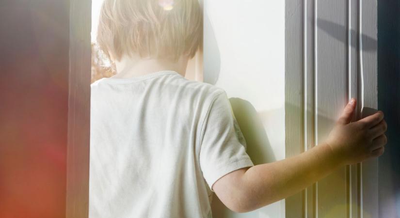 A saját lányom bántalmazza az unokámat, mit tehetek? – Vekerdy Tamás rovata