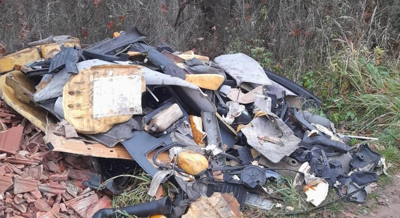 Veszélyes hulladékkal teli szeméthalmot hagyott valaki az ostorosi tónál