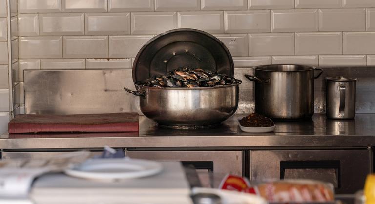 Kiürítették az isztambuli szállodát, ahol az ételmérgezésben meghalt család lakott