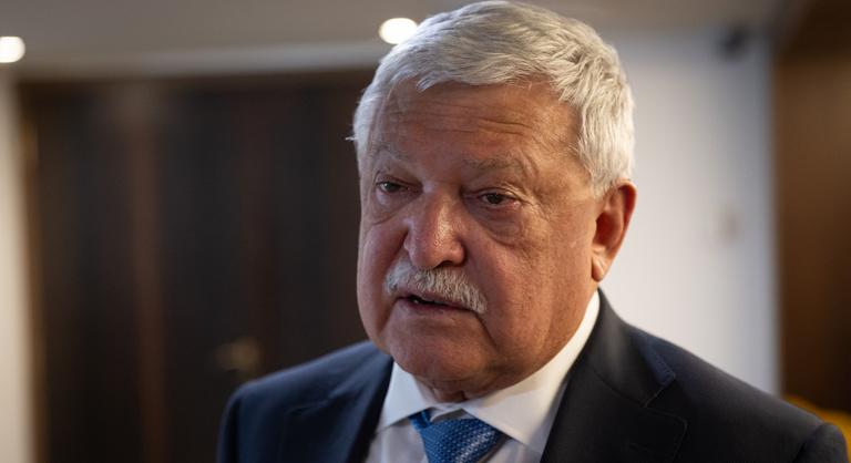 Csányi Sándor kisírt szemekkel nyilatkozott, két kérdés után otthagyta az újságírókat