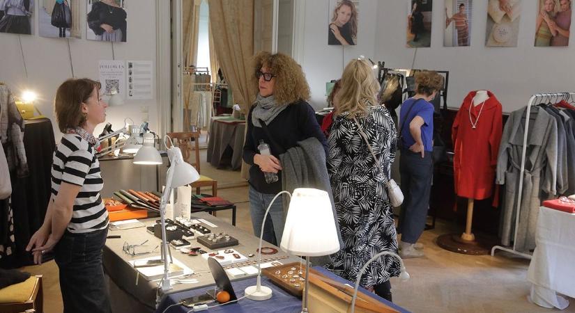 Gyönyörű ruhákat, táskákat és parfümöket láttunk a Károlyi-kastélyban tartott vásárban (videó  képgaléria)