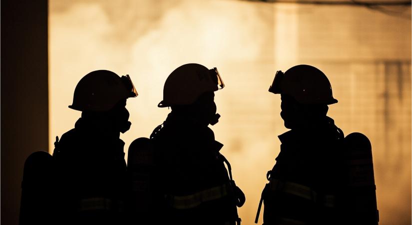 Robbanás történt egy családi házban, jelenleg is oltják a lángokat