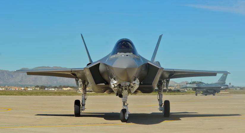 Hollandia egyelőre nem indítja újra az F-35 alkatrészek exportját Izraelbe