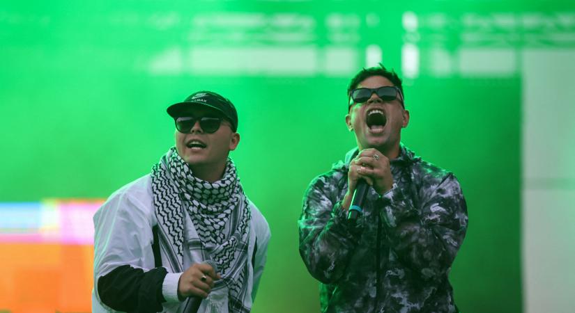 Kneecap a magyar-ír után: Dugd fel ezt a seggedbe, Orbán Viktor!