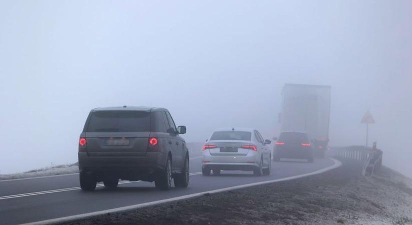 Kiderült, mikor kell tényleg bekapcsolni a ködlámpát – sok autós meglepődik majd