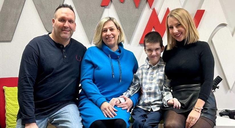 Erdélyi Rolika – A fiú, aki megtanít mosolyogni