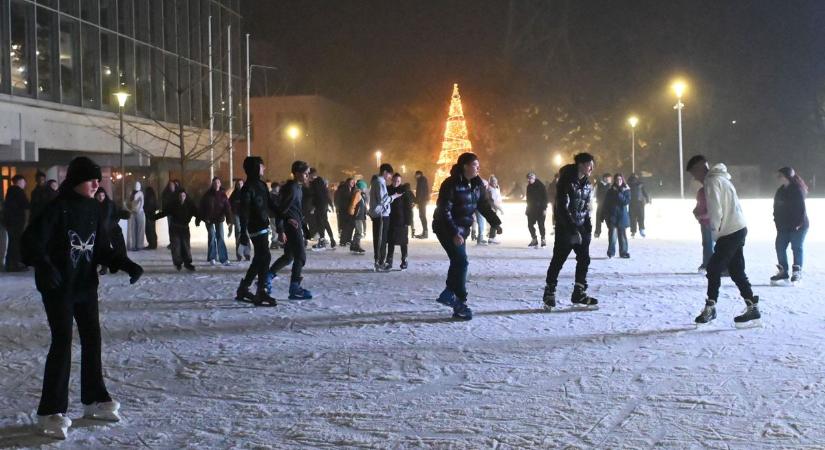 Rengetegen korcsolyáztak önfeledten a frissen megnyílt szolnoki jégpályán – galériával