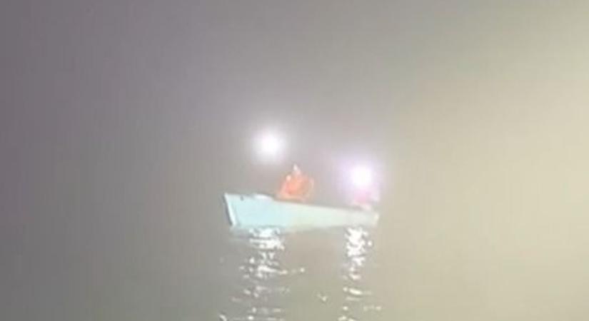 A köd pokla a Balatonon: hajszálon múlt a horgászok épsége (videó)