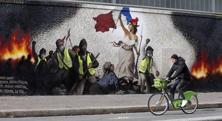 Mindenki ismeri ezt a félmeztelen nőt: ő a francia álom megtestesítője