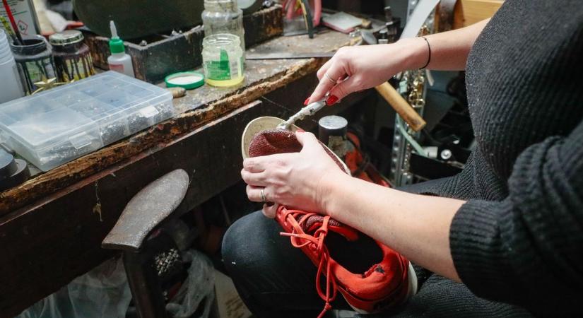 Elhasznált cipők titkos mesterei: Szombathelyen még él a cipész hagyomány