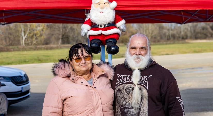 Lovaskocsin viszi a Mikulás az ajándékot, amit az autósok gyűjtöttek