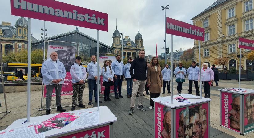 "A Párbeszéd egy romkocsmás elmélkedési kör" – A Humanisták zászlóbontásán jártunk