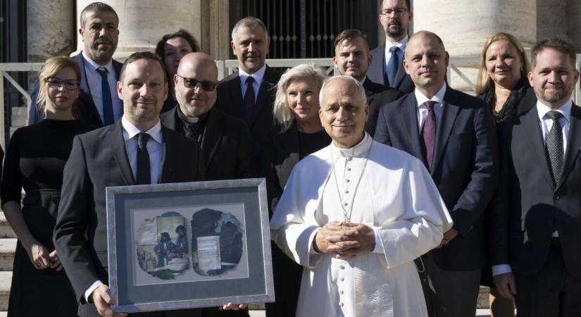 Pakisztánból a Vatikánig – egy megégett hittankönyv útja