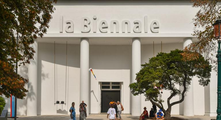 Velencei Biennálé: rejtélyes művész az amerikai standon