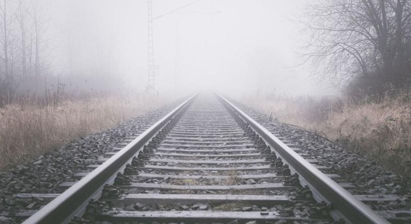 Embert gázolt a vonat, meghosszabbodott menetidőre számíthatnak az utazók