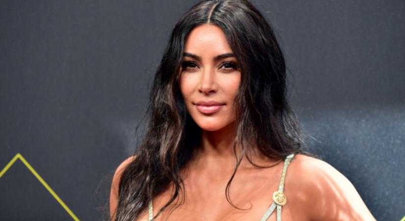Kim Kardashian Barbie babának öltözött, ezt a ruháját imádják most az emberek