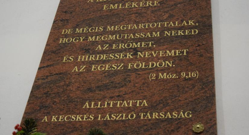 „Mégis megtartottalak” – Ökumenikus istentisztelettel és táblaavatással emlékeztek meg Csicsón a kitelepítettek tragédiájáról