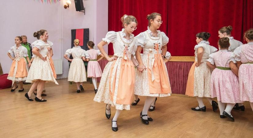 A néptáncot tartják életben Szűcsiben