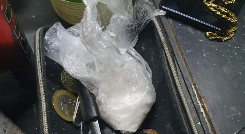 Hárman kopogtak szerdán a drogkereskedő lakásán, de volt még egy ráadás is
