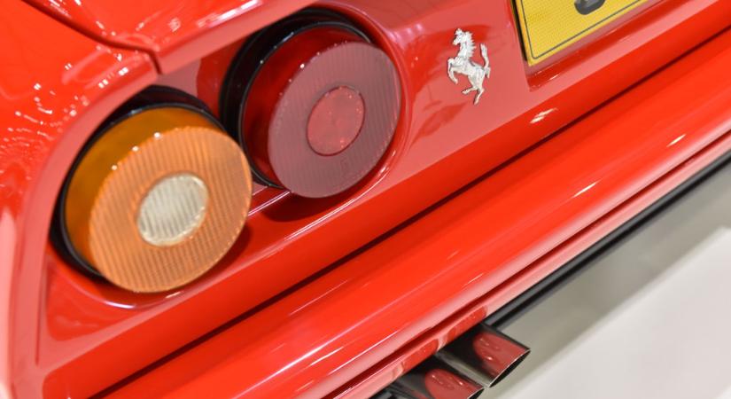 Az ember, aki olyan autókkal jár dolgozni, amiről más csak álmodik