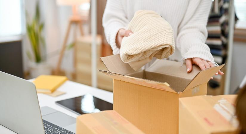 Óriási címkék és lakatok – így védekeznek a webáruházak a visszaélésszerű ruhavisszaküldések ellen