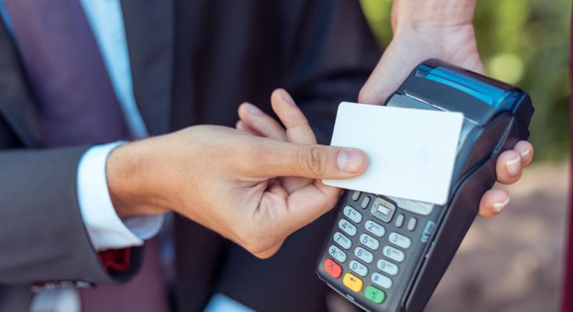 Az Ön vállalkozásánál is kritikus pont a bankkártyás fizetés? Összehasonlítottuk a kártyaelfogadó szolgáltatásokat!