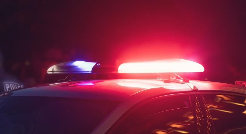 Drámai életmentés – civilek húztak ki egy súlyosan sérült rendőrt egy lángokba borult rendőrautóból