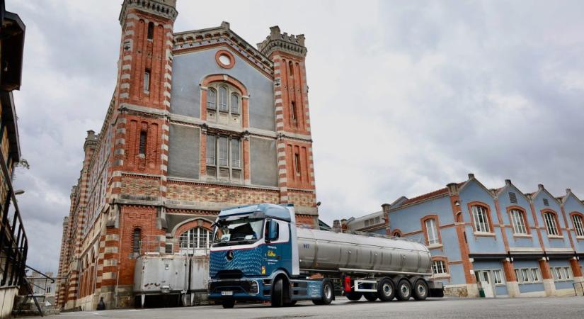 Szüreti felvonulás mustszállító villanykamionnal